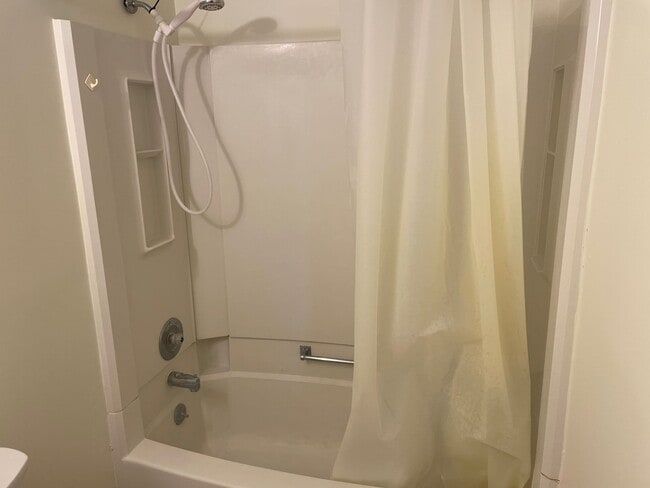 Building Photo - Large, Quiet Home In Englewood (Union) - N...
