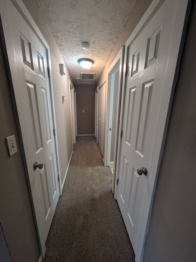 Building Photo - Cute 3 bedroom in New Lebanon