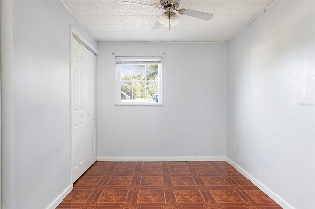 Building Photo - 2900 Leslee Lake Dr N