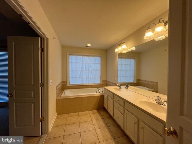 Building Photo - 895 Chatfield Rd