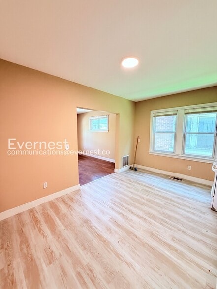 Building Photo - 2488 Woodmere St