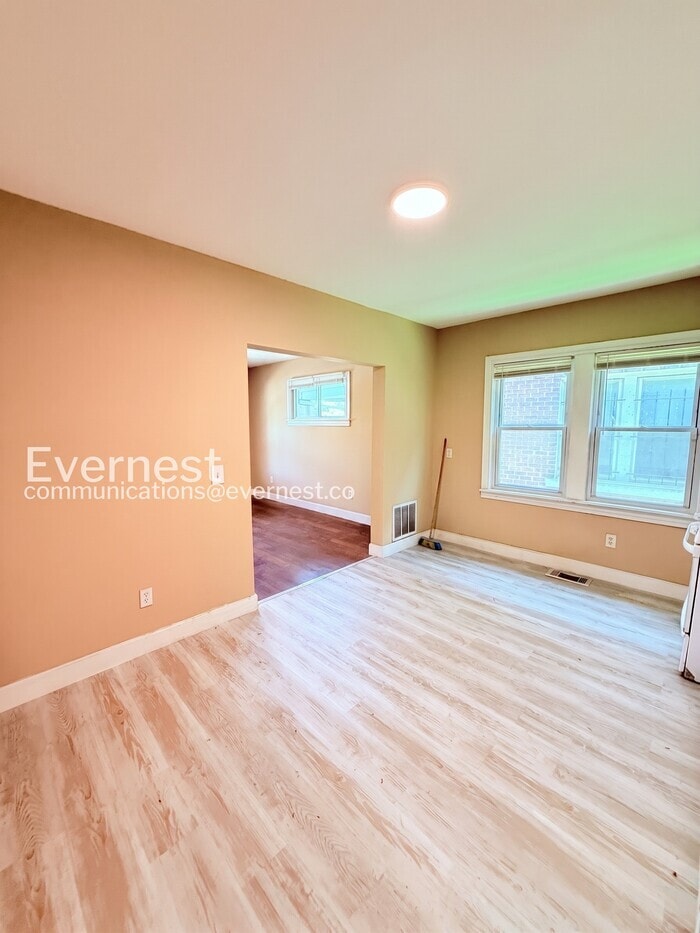 Building Photo - 2488 Woodmere St