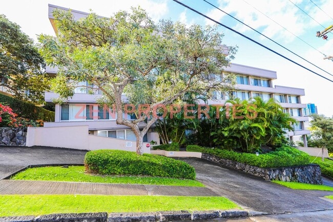 Building Photo - 2 bedroom, 1 bath unit with 1 parking stal...