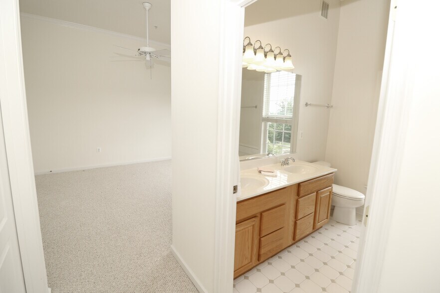 Building Photo - 12180 Abington Hall Plz