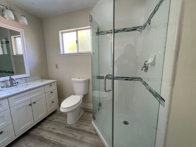 Building Photo - Single Family Home Centrally Located off H...