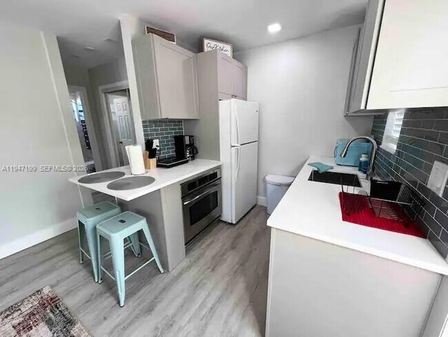 Building Photo - 1925 Dewey St