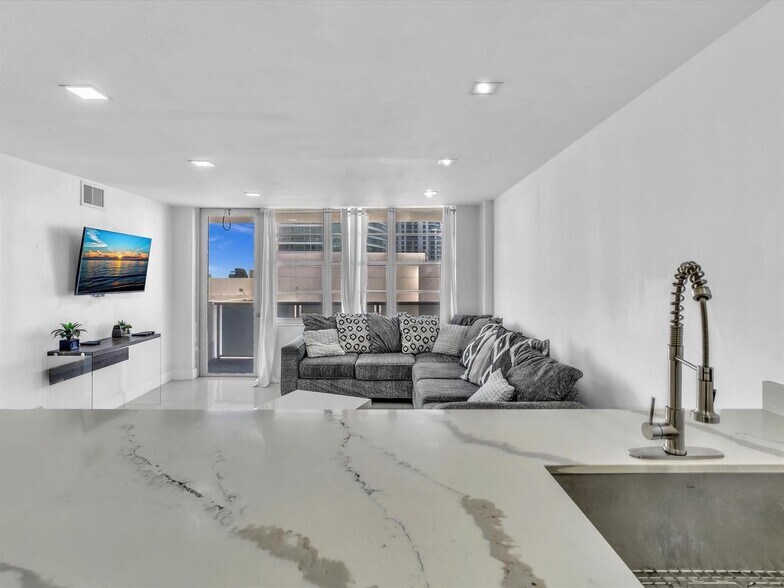 Building Photo - 3725 S Ocean Dr