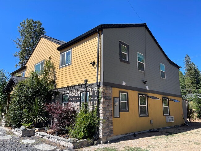 Building Photo - Magalia-2 bed 2 bath, second story duplex,...