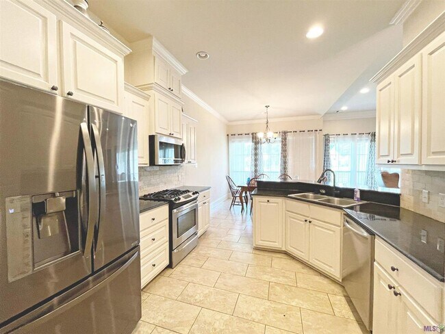 Building Photo - 3 Bedroom House in Gated Community| Community Pool