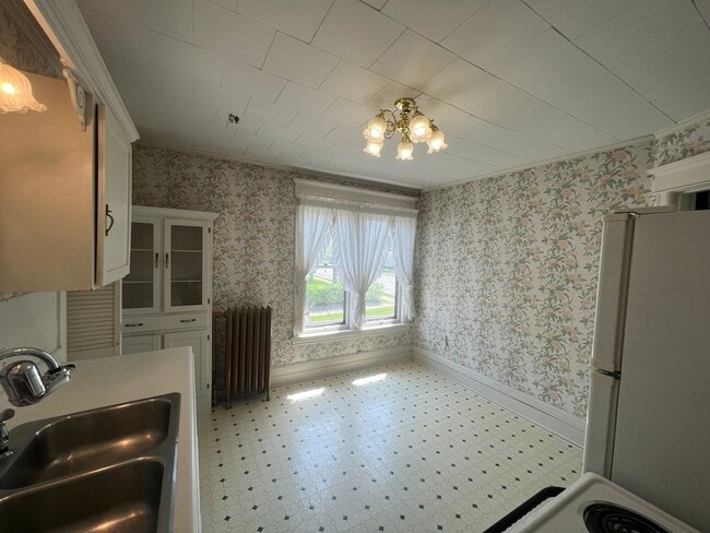 Building Photo - AVAILABLE JUNE - Upper 2 Bed 1 Bath Apt w/ Private Laundry