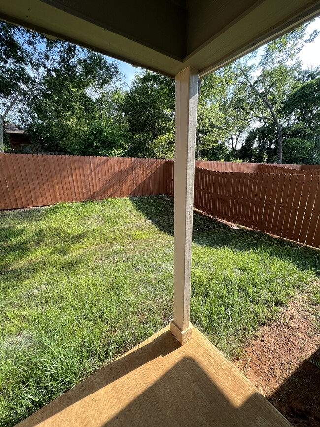 Building Photo - 2013 E Devine St