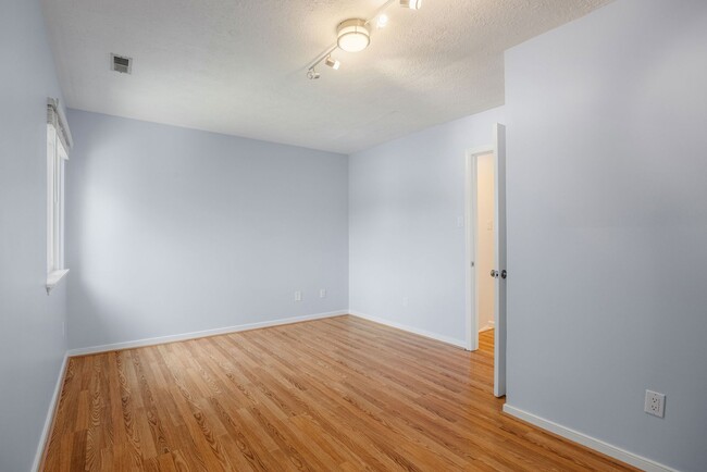 Building Photo - Charming 2 Bedroom/1 Bath Townhome in Henrico ***Available Early September***