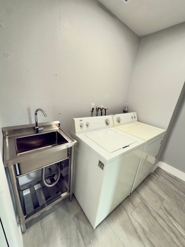 Building Photo - 409 Evergreen Dr