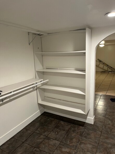 Building Photo - 210 Lox Ct