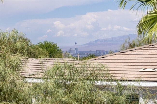 Building Photo - 275 Spectacular St