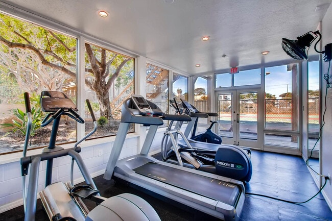 Building Photo - Fantastic 1 Bedroom Condo in Point Loma!!
