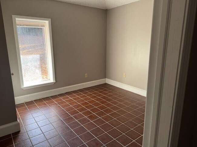 Building Photo - 121 Woodland Cir