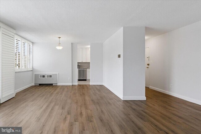 Building Photo - 1301 S Arlington Ridge Rd