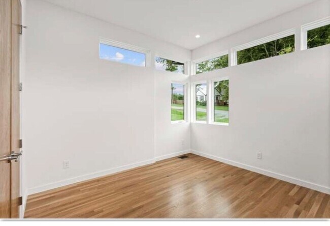 Building Photo - 903 Oak St