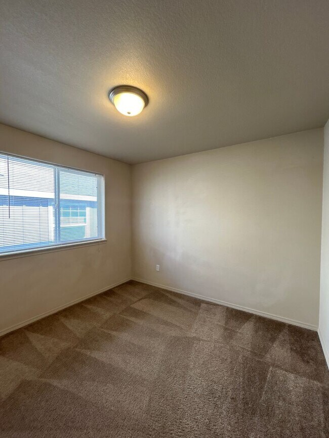 Building Photo - 3 Bedroom Townhouse in The Pines at Pilot ...