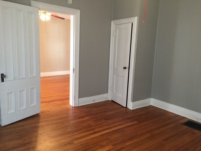 Building Photo - Gorgeous 5 bedroom 2 bath located on friendly neighborhood for rent!!!