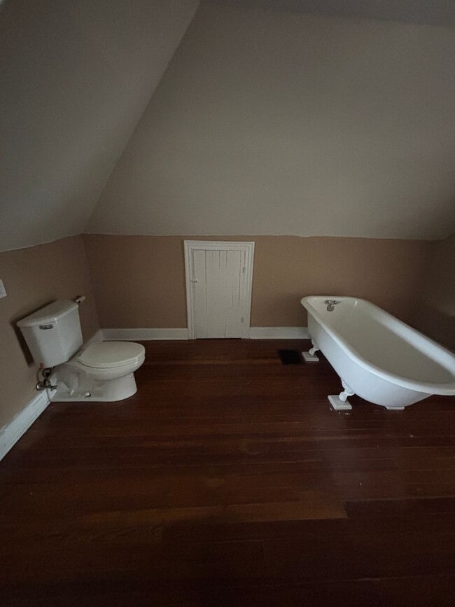 Building Photo - 4 Bedroom 2 bath ready Immediately