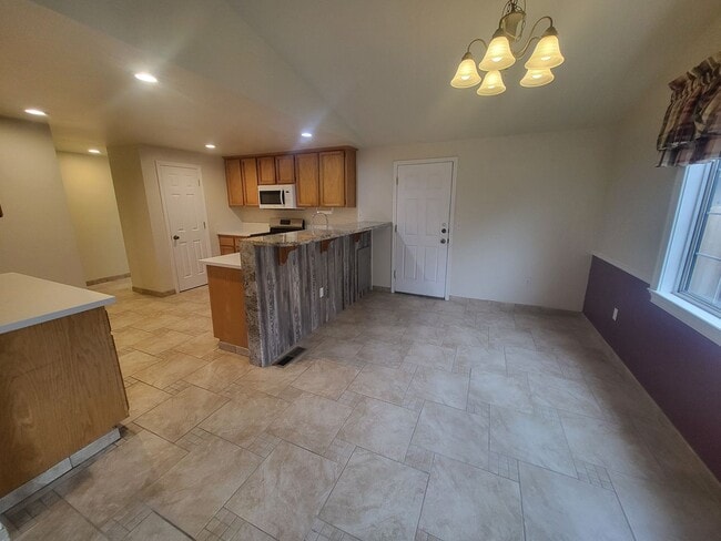 Building Photo - 1551 Rolling Hills Dr