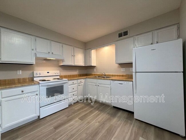 Building Photo - 320 Lincoln St