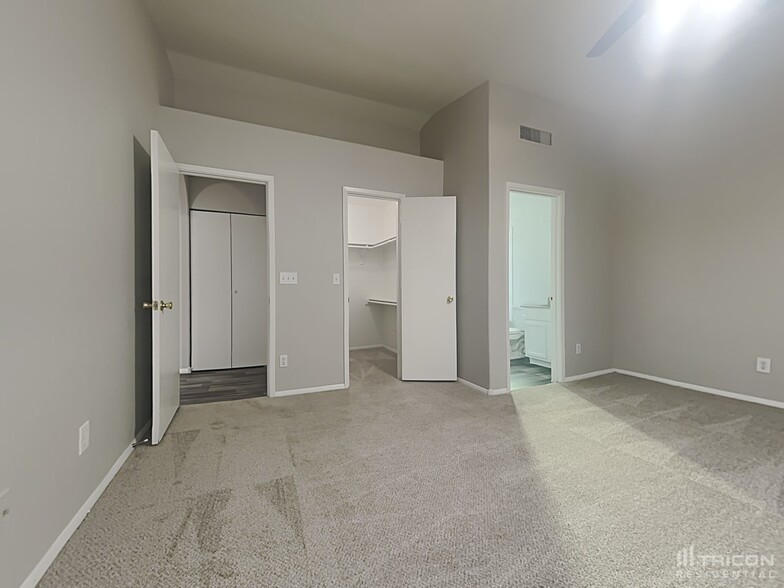 Building Photo - 4432 N 86th Dr