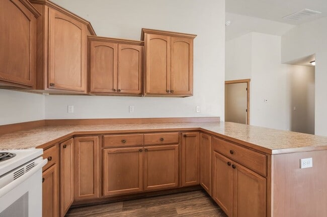 Building Photo - 3 bed 2 bath Crown Pointe Neighborhood wit...