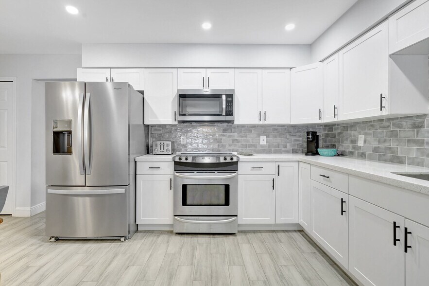 Building Photo - 2374 Poinciana Dr