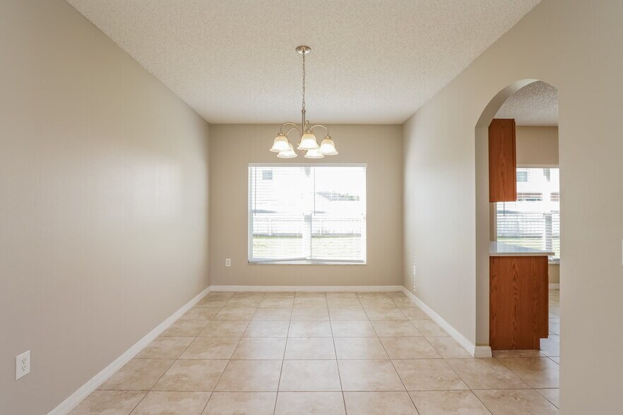 Building Photo - 717 Martin Ln