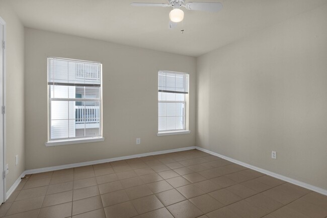 Building Photo - Spacious 2B/2B Unfurnished Condo near Beac...