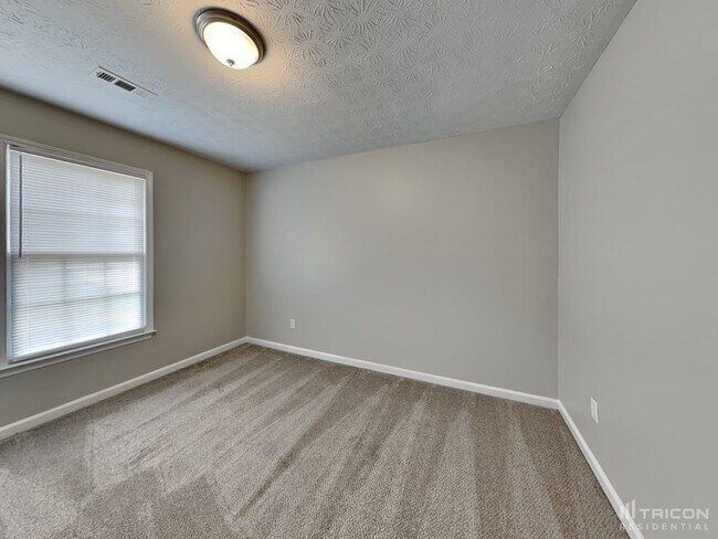 Building Photo - 40 Rosebud Ln