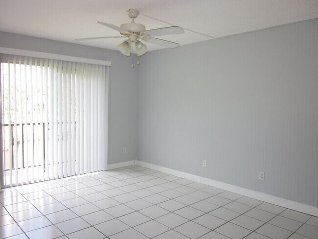 Building Photo - THE RACQUET CLUB - GATED COMMUNITY