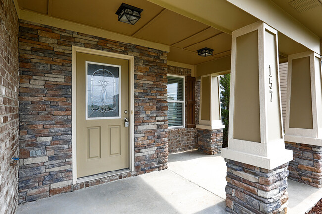Building Photo - Large Updated 3 Bed / 2.5 Bath Home