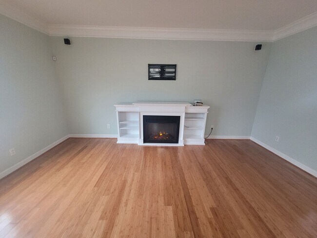 Building Photo - Stunning 4 Bedroom, 2.5 Bath Home Just 3 Blocks to Chesapeake Bay