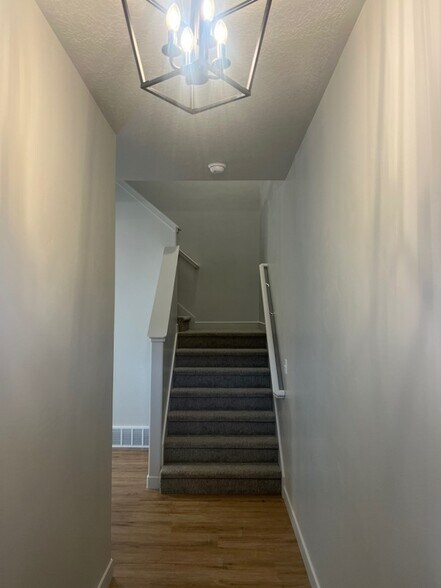 Building Photo - 105 1320 N