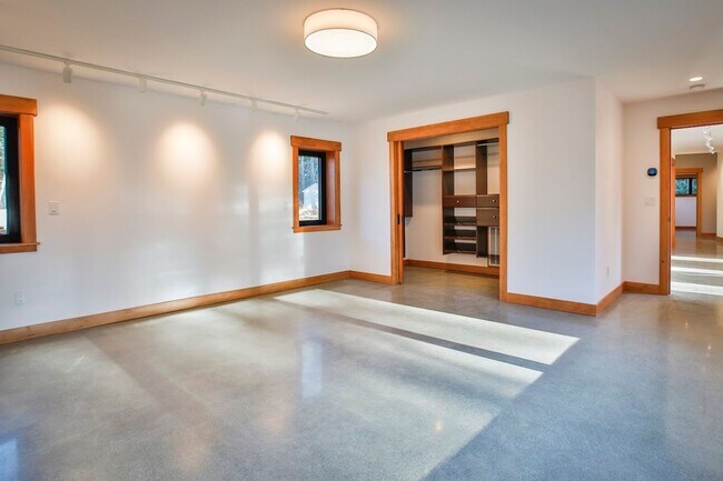 Building Photo - Private, Custom Home in Greenbank!