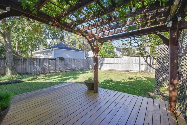 Building Photo - 413 W 10th St