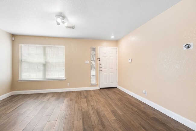 Building Photo - 4 Bedroom 2 1/2 bath Springtree Ranch Subdivision