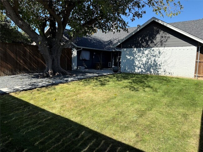 Building Photo - 1504 Summertree Ct