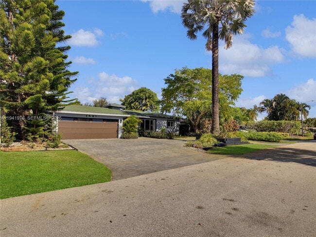 Building Photo - 1561 NE 47th St