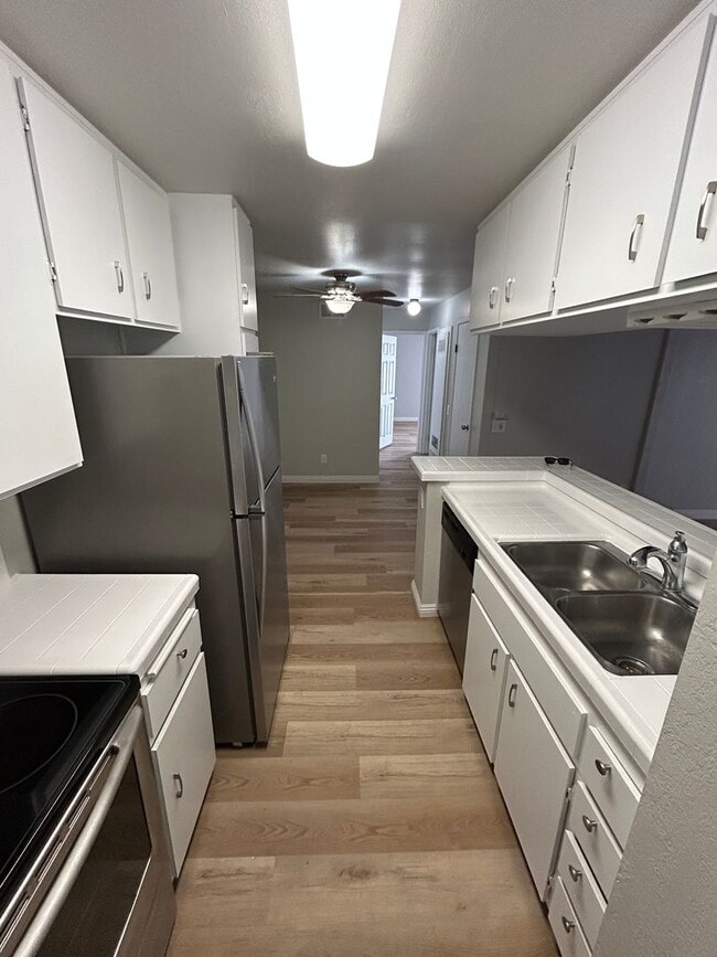 Building Photo - Remodeled Large Upstairs 2 Bedroom/1 Bath ...