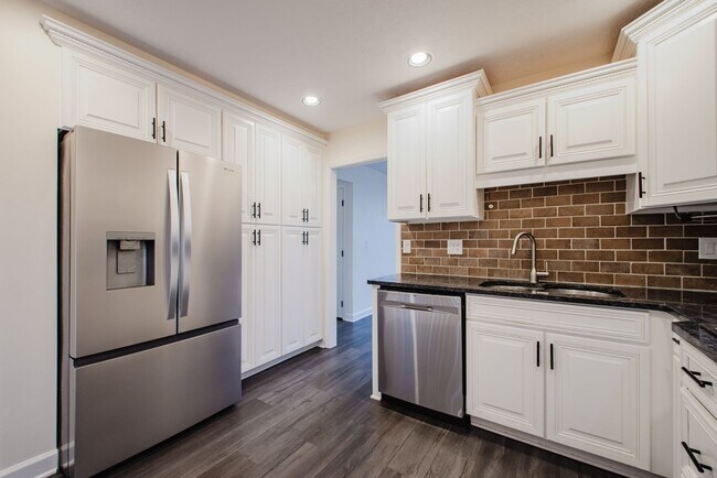 Building Photo - Move-in-ready 3 bed / 3 Full Bath In Louisville's Four Seasons — Fully Updated, No Carpet, Fiber ...