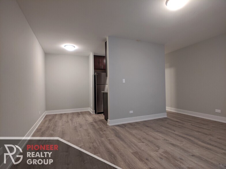 Building Photo - 542 W Surf St