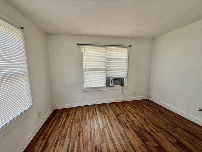 Building Photo - 35 Monroe Ave NE