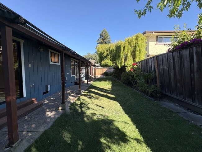 Building Photo - Spacious 3BD/2BA Redwood City Home | Two L...