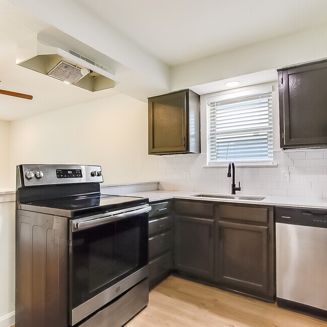 Building Photo - 408 Noble Ave