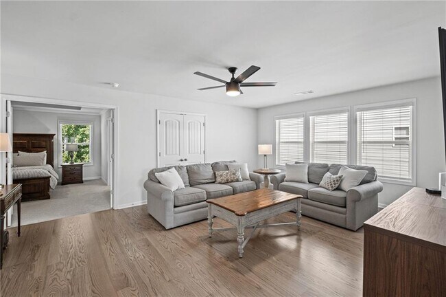 Building Photo - 149 Treeline Trl